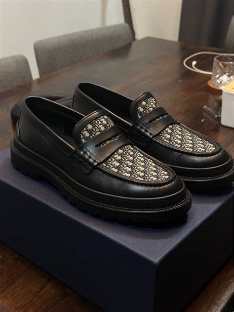 DIOR EXPLORER LOAFER .